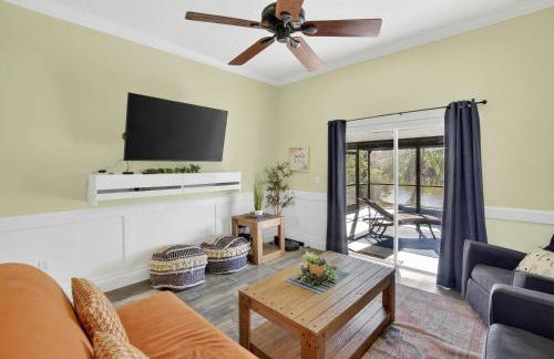 Lakefront 4-Bedroom Home with Pool - Foto 12