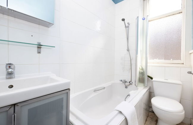 JOIVY Gorgeous 1-Bed Flat With A Shared Garden - Photo 20