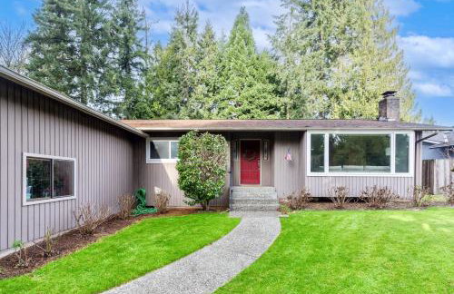 Charming and Spacious House with Relaxing Huge Deck - Foto 32