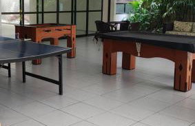 Confortável apartamento com 2 quartos, sendo um suíte, varanda, ampla sala, cozinha área de serviço e banheiro social - Foto 8