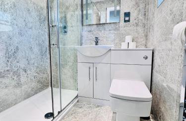 Luxury 5BR Stay With City Access - Photo 5