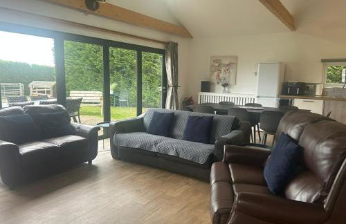 King Richard's Luxury Lodge - Sleeps up to 8, Dog Friendly, Near Sherwood Forest at Fairview Farm in Nottingham set in 88 acres and great for Groups, Family Gatherings & Corporate events - Foto 39