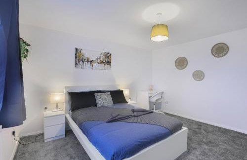 Spacious 4 Bedroom House with Parking - Foto 12