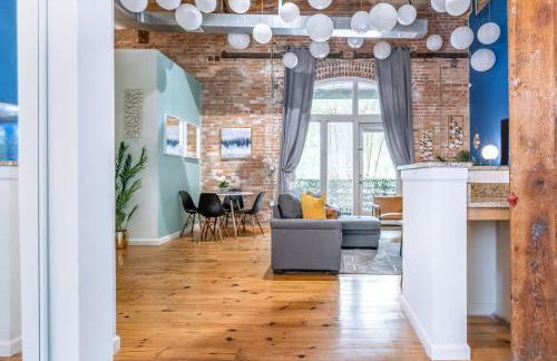 100 Year-Old Historic Brick 2BR Loft & Large Patio & Hammocks & High Ceiling - Foto 91