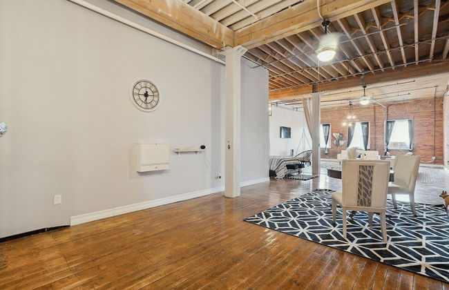 Queen G Investments 1 Bedroom Apts by RedAwning - Foto 21