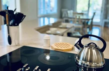 Lakefront Home w Pool, Dock, Fire Pit & Game Room Sip, Sip Away by Avantstay - Foto 58