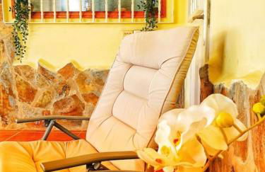 The perfect place to relax Bedroom with hot tub, beautiful tropical garden area. Bbq and big open spaces through all the house.It is located in a quiet place, but still 5 min away from the touristic Puerto Rico and walking distance from the beach - Foto 26