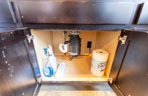 Steps 2 Everything! - KING Bed - Amazing Roof and Gym - Foto 6