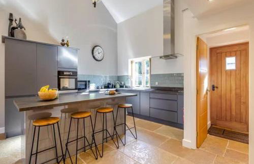 Stunning Barn with Hot Tub on a Secluded Farm - Foto 10