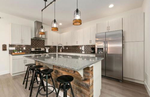 Contemporary Gem - Rooftop Deck & Private Hot Tub! - Foto 42