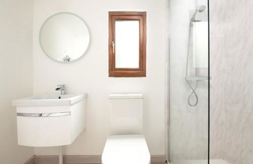 Copperbeech Hut - Romantic Hideaway with a Private Hot Tub - Photo 18