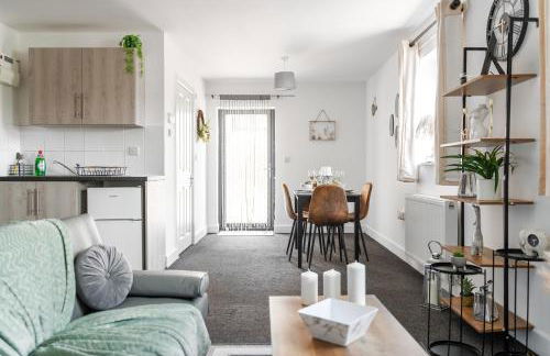 Modern 1-Bed Apartment with Parking near Heathrow - Photo 1