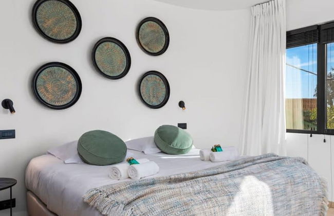 Relax in Luxury at This Stunning Seaside Villa - Photo 12