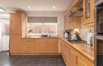 Spacious 5-Bed Detached House, Sleeps 10, Parking - Photo 29