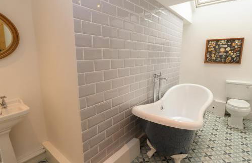 Cwmalis Hall - Photo 22