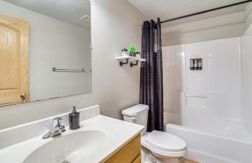 Hot Tub and Fenced Yard Spacious Fargo Home! - Foto 28