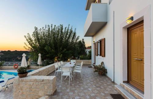 Antigoni Villa, Spacious Nature Retreat with Pool, By ThinkVilla - Foto 13