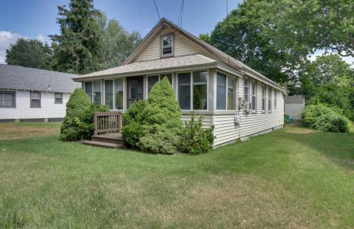 Grandmas Cottage with Sunroom Walk to Beach - Foto 26