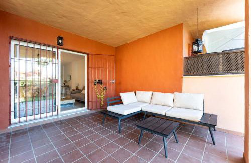 Bajo con acceso directo desde la terraza a la piscina y parking privado en La Reserva de Marbella by Sunny Residences - Foto 4