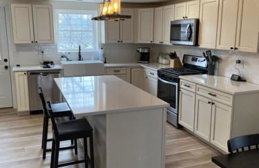 Modern Europe-Inspired Bungalow - Whole House with Workspace - Foto 11