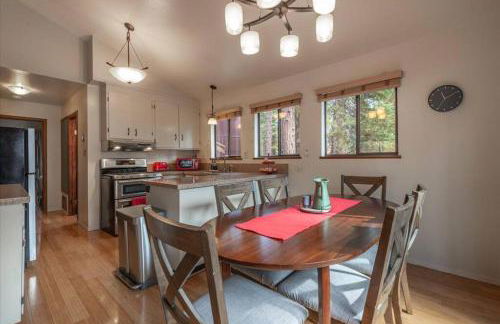 Cozy Pet-Friendly Cabin w Fenced-In Yard Close to Slopes Beach Town - Foto 23