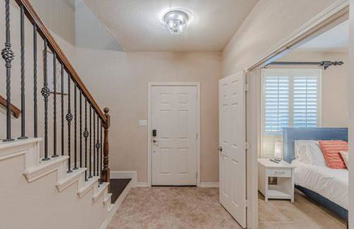 The Castle! by the Lake with Pool & Balcony West Plano - Foto 13