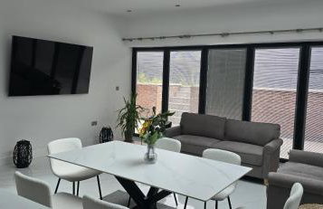 SAV Stays 5 Bedroom Large Family home Birstall, Leicester - Foto 1