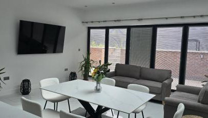 SAV Stays 5 Bedroom Large Family home Birstall, Leicester - Foto 1