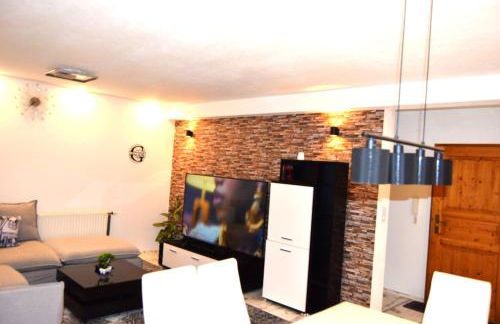 GHomeT - 6 Zimmer Wohnung with parking - Up to 10 guests - Monteur, Handwerker & Large family welcome - Foto 3