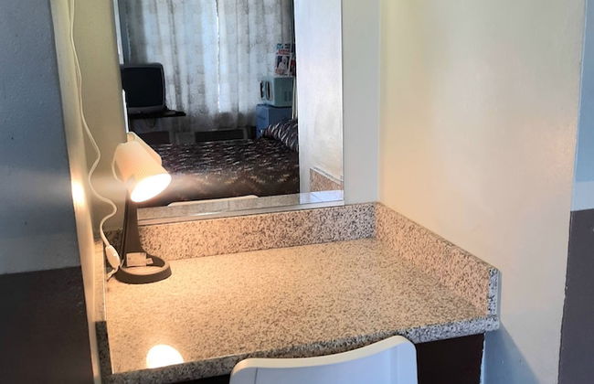 The New Star Motel with Studio-Kitchens: 1950s Extended-Stay Lodging and Retreat Center - Photo 17