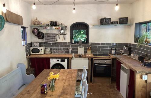 The Eclectic Coach House - Photo 9