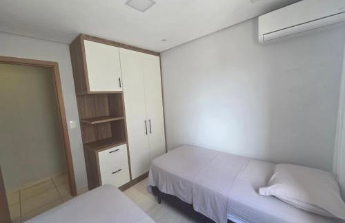 AP centro ao lado do comércio piscina quartos com ar condicionado e estacionamento - Foto 41