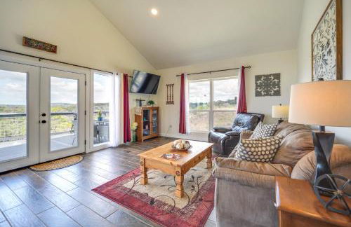 Center Point Countryside Cottage with Deck, Grill! - Photo 2