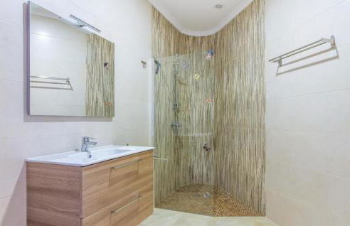 Three-Bedroom Apartment In Trullent - Photo 21