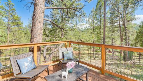 Pine Chateau Guest Cabin with Mtn Views and Sauna! - Foto 3