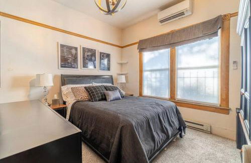 Rustic 3-Bedroom, 1.5-Bath Oasis by Downtown - Foto 10