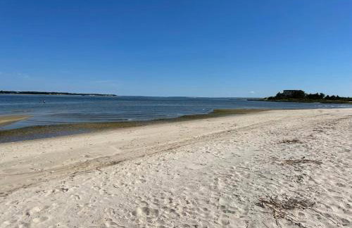 Hamptons Beach House, 5-minute walk to Bay Beach - Foto 2