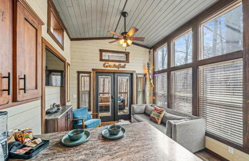 River Cabin - Fire Pit, Kayaks, Games, Dog Park - Foto 32