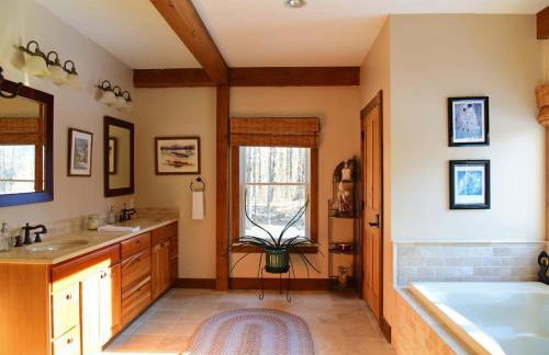 Berkshire Vacation Rentals: Peaceful Post and Beam Loft Sleeps 9 - Foto 23