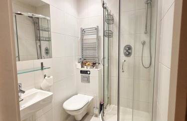 Bright Studio by Kensington Olympia | Fast Wi-Fi - Photo 18