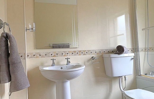 Immaculate 3-bed House With Private Secure Garden - Foto 30