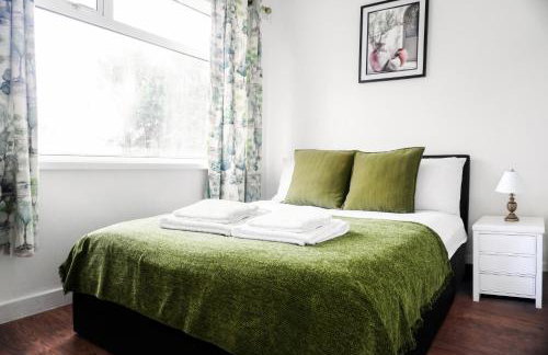 Spacious 3BR Weekend Getaway Home Near Etihad and Coop Live - Free Parking! - Foto 2