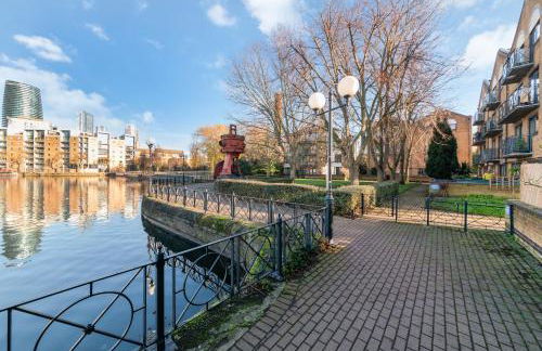 2BR Waterside Flat Parking WiFi Garden & DLR Nearby - Foto 23