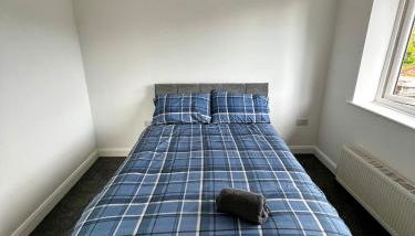 Manchester 2BR Luxe Lounge, Hot Tub, Pool Table - Photo 4