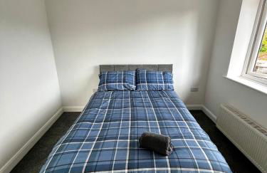 Manchester 2BR Luxe Lounge, Hot Tub, Pool Table - Photo 4