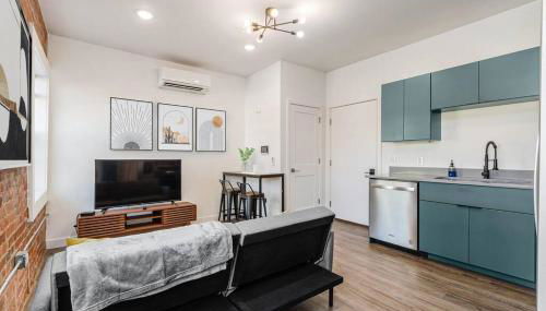 Trendy Loft Escape with Pool Table Bring Your Pets - Foto 3