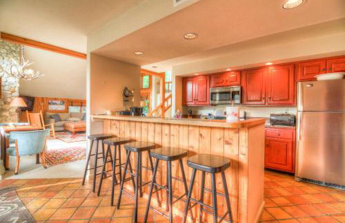 Stratton Mountain Condo with a Hot Tub! Sleeps 12! - Photo 26