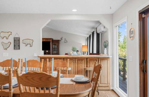 Lakefront Retreat with Deck Movie Room and Yard - Foto 27