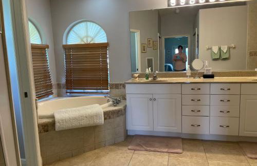 Relax with nature in our Waterfront 4 bedroom -HEATED POOL HOME-KING BED - Foto 22