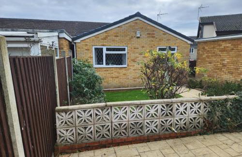 Peaceful 2-Bed Bungalow with Garden & Parking in Bramley Village, Rotherham - Foto 56